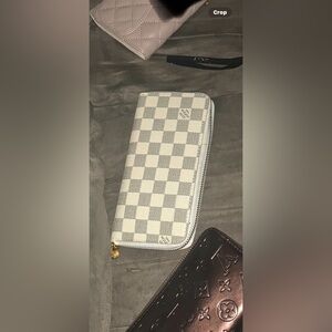 Women’s checkered white cream and grey wallet